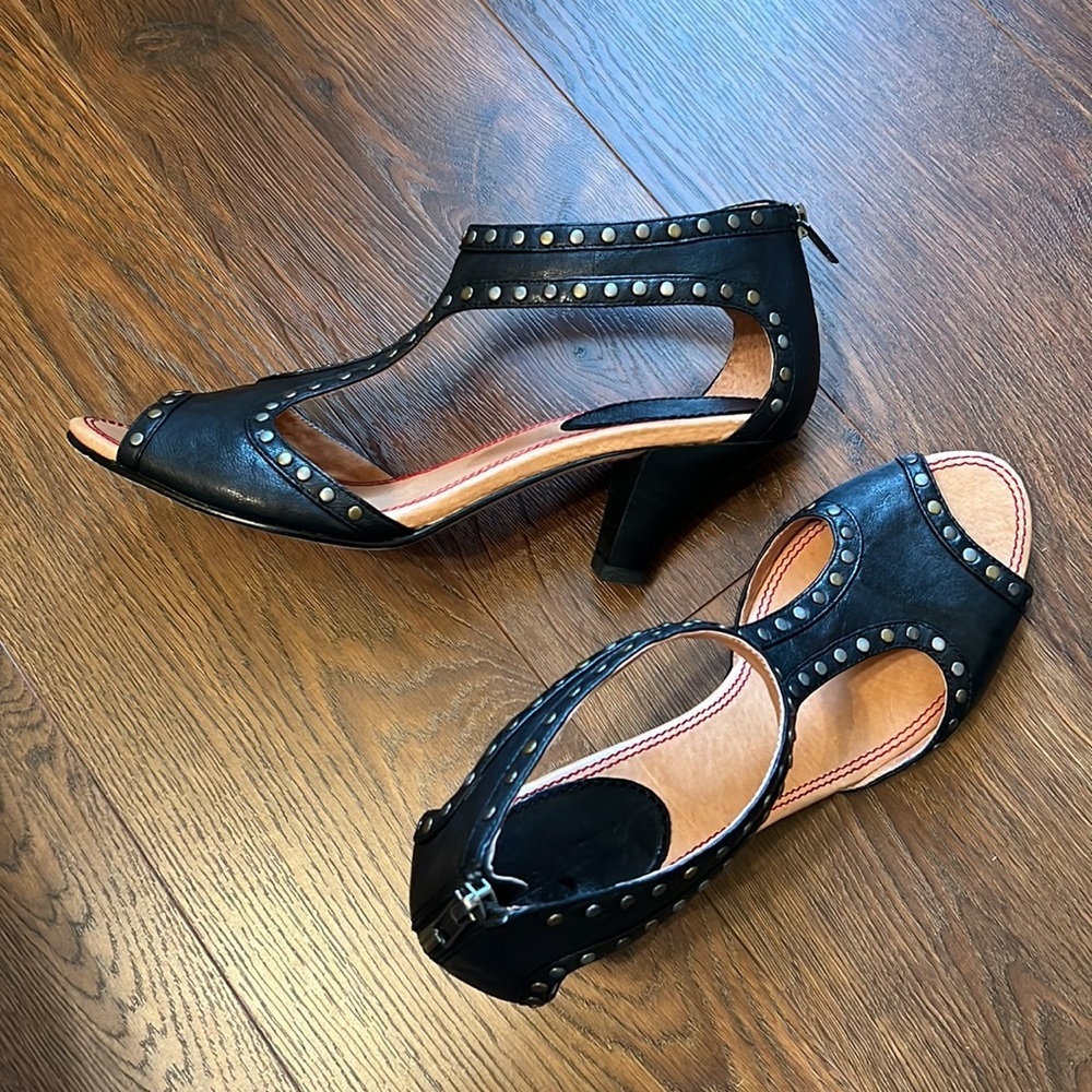 𝅺TRASK Scarlet Studded T Strap Sandal Peep Toe 10